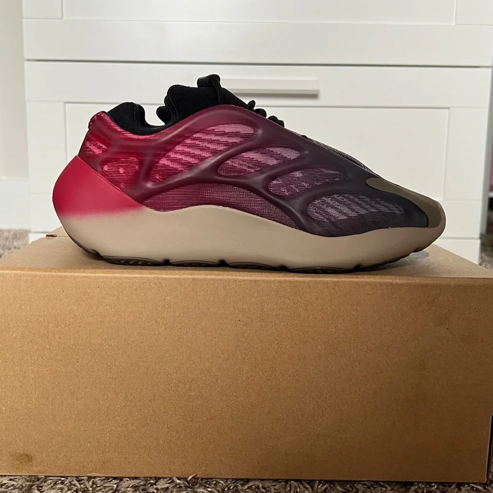 Yeezy 700 V3 Fade Carbon Preowned WM6 - Picture 2 of 7